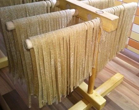 DOMÁCÍ NUDLE aneb MELEME, HNĚTEME, KRÁJÍME, SUŠÍME a VAŘÍME